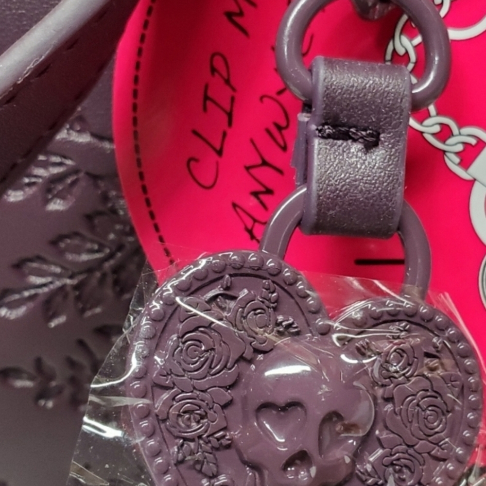 ❎️‼️1 Left ‼️❎️BETSEY JOHNSON embossed xoxomattie plum skull ROSES XL TOTE 💟 - Picture 6 of 9
